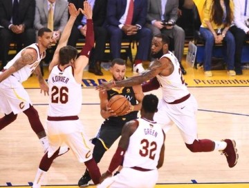  勇士库里单场12记三分球刷新个人纪录  