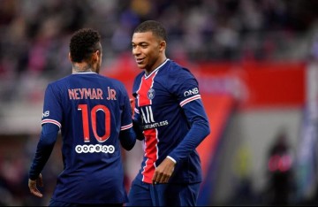  巴黎圣日耳曼三球完胜里昂登顶积分榜  