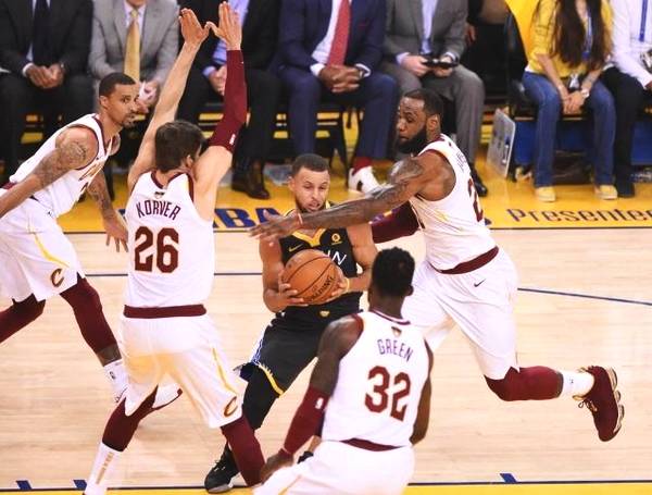 勇士库里单场12记三分球刷新个人纪录    勇士库里单场12记三分球刷新个人纪录